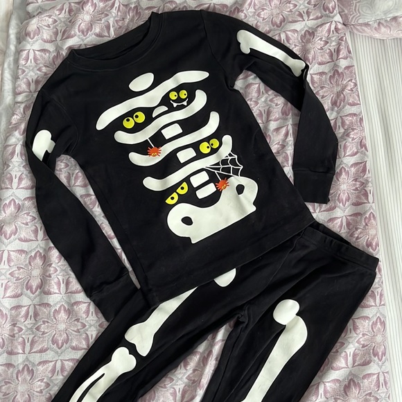 Bones 🦴 glow pjs size 4t - Picture 2 of 3